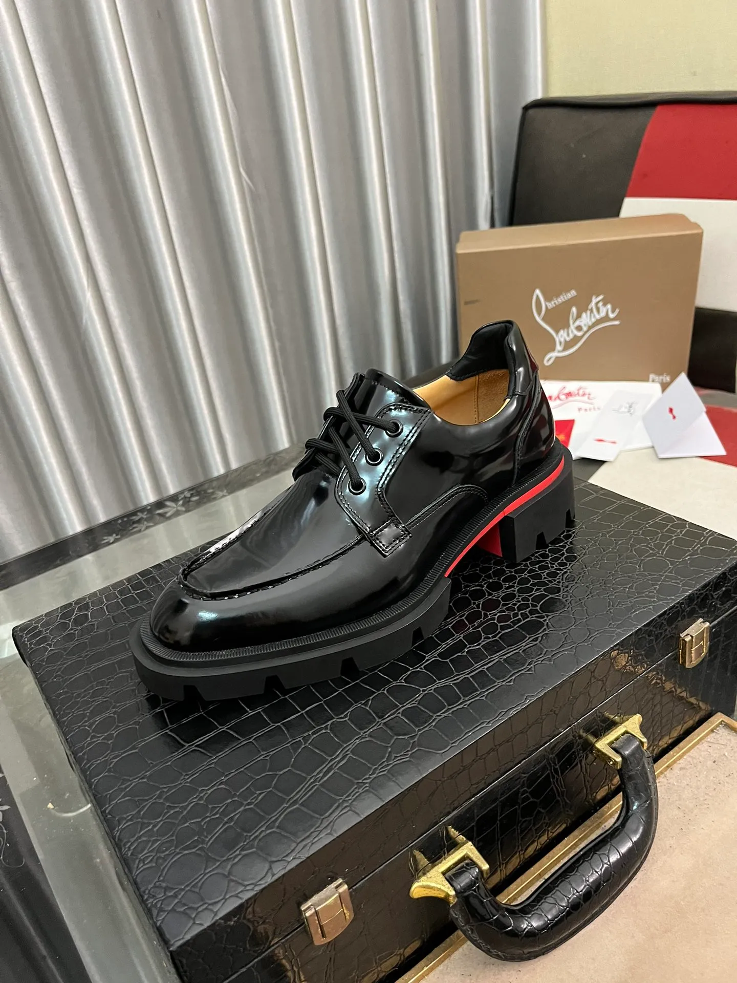 Men's shoes 💰820⌚️⌚️CL New formal leather shoes Christia* Loubouti* red-soled shoes GREGGO men's Oxford shoes Made of imported cowhide/glossy patent leather/stitched contrasting high silk suede. Three-section toe design. Iconic red outsole, the ultimate personalized shoe. Original color cowhide lining. Original Italian leather outsole; fine workmanship brings you a luxurious experience. With its neat silhouette and straightforwardness, GREGGO men's Oxford shoes are Oxford shoes born for city roaming. The elegant lines and classic silhouette exude eternal charm. The black patent leather material is exquisite and eye-catching, adding a sense of luxury to the overall look. The slender toe design is full of elegance, and matched with closed shoelaces of the same color, the sophistication is invisible. The slim sole design provides the shoes with a light foot feel, elegant steps, and a refined and elegant look. Shows outstanding texture.  Standard leather shoe size: 38-44